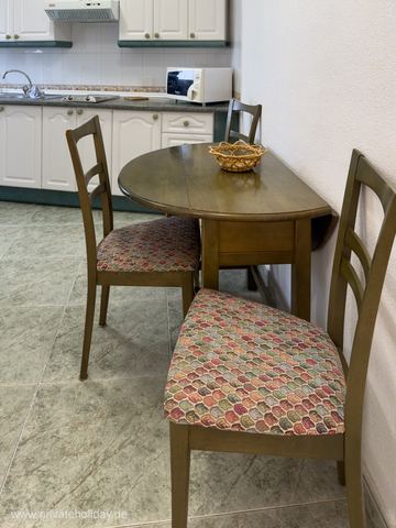 Eethoek met houten tafel en gestoffeerde stoelen – Los Cristianos, Teneriffa