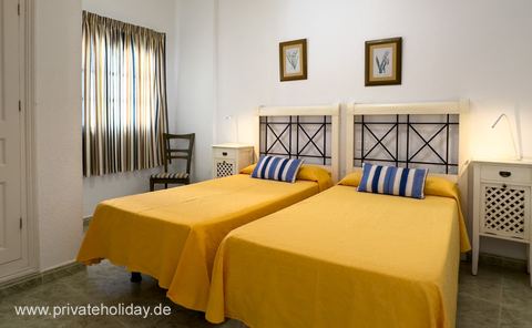 Schlafzimmer mit zwei Einzelbetten und Fenster – Los Cristianos, Teneriffa