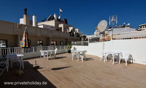 Groot dakterras met tafels, stoelen en parasol – Los Cristianos, Teneriffa