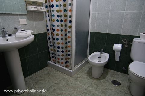 Badkamer met douche, wastafel en bidet – Los Cristianos, Teneriffa