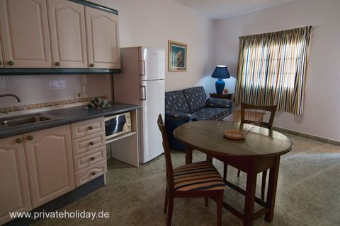 Woonkeuken met eettafel, bank en raam – Los Cristianos, Teneriffa