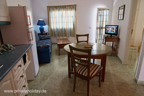 Woonkamer met eettafel, bank en televisie – Los Cristianos, Teneriffa