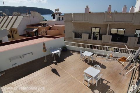 Dachterrasse mit Tischen, Stühlen und Meerblick – Los Cristianos, Teneriffa