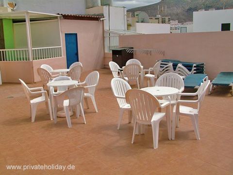 Taras na dachu z stołami, krzesłami i leżakami – Los Cristianos, Tenerife