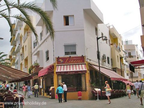 Róg ulicy z lokalem i markizami – Los Cristianos, Tenerife