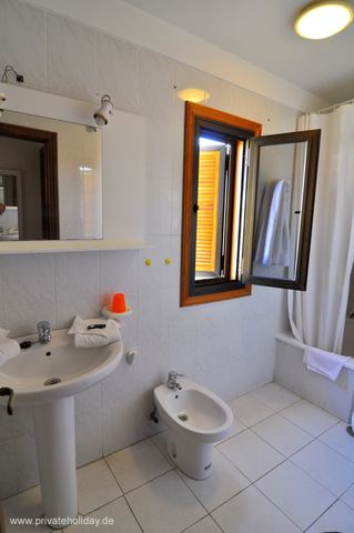 Bathroom with sink, bidet and window – Los Cristianos, Tenerife