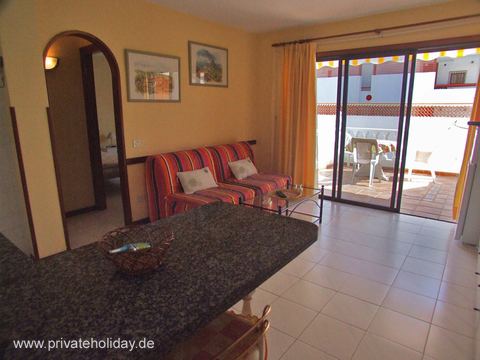 Salon z sofą i przesuwnymi drzwiami na taras – Los Cristianos, Tenerife