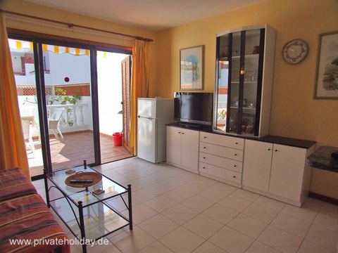 Salon z szafką RTV i wyjściem na taras – Los Cristianos, Tenerife
