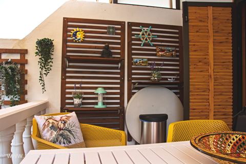 Terrasse mit gelben Sesseln und Esstisch – Los Cristianos, Teneriffa
