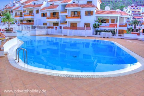 Großer Pool mit umliegenden Apartments – Los Cristianos, Teneriffa