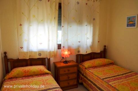 Dormitorio con dos camas individuales y ventana – Los Cristianos, Tenerife