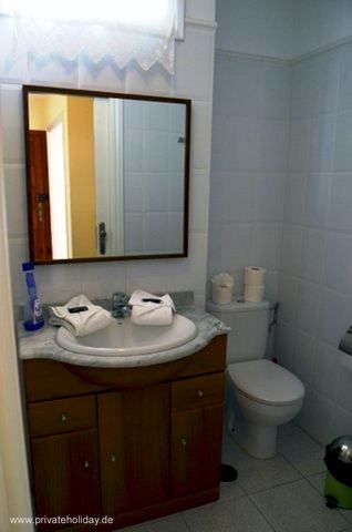 Baño con lavabo y inodoro – Los Cristianos, Tenerife