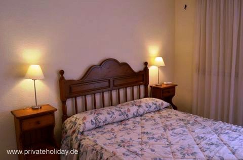 Dormitorio con cama doble y lámparas de noche – Los Cristianos, Tenerife