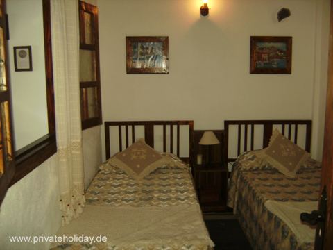 Slaapkamer met twee eenpersoonsbedden en raam – La Guancha, Teneriffa