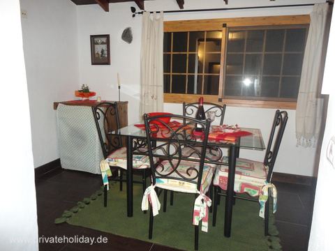 Eetkamer met glazen tafel en gestoffeerde stoelen – La Guancha, Teneriffa