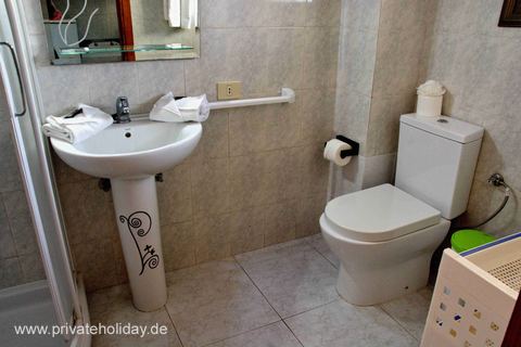 Łazienka z umywalką, toaletą i prysznicem – Los Cristianos, Tenerife