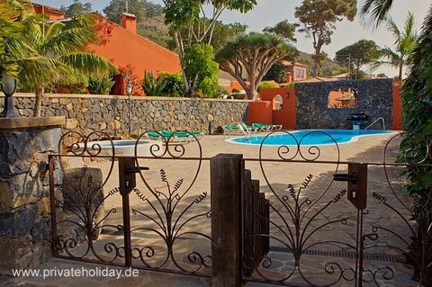 Poolbereich mit Sitzliegen und Gartenmauer – Tacoronte, Teneriffa