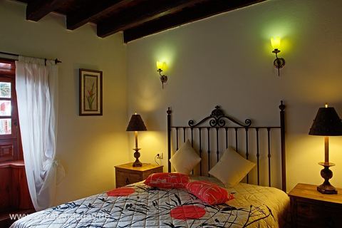 Dormitorio con cama doble y lámparas de noche – Tacoronte, Tenerife