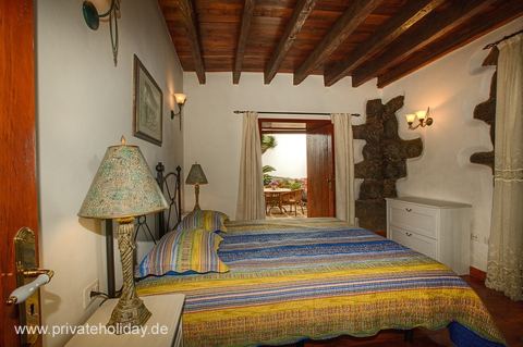 Dormitorio con cama doble y vigas de madera – Tacoronte, Tenerife