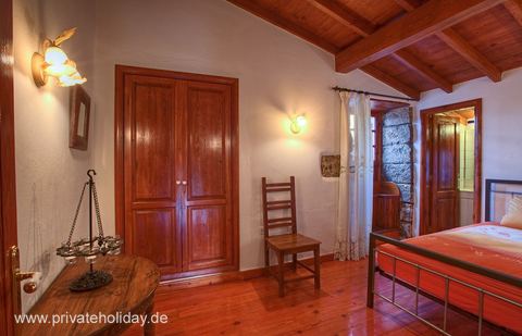 Dormitorio con puerta de madera y techo de madera – Tacoronte, Tenerife