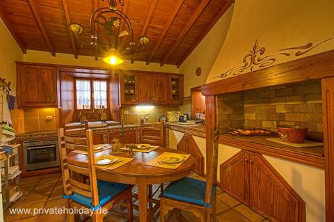 Cocina con muebles de madera y mesa de comedor – Tacoronte, Tenerife
