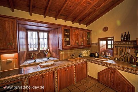 Cocina con armarios de madera y encimera – Tacoronte, Tenerife