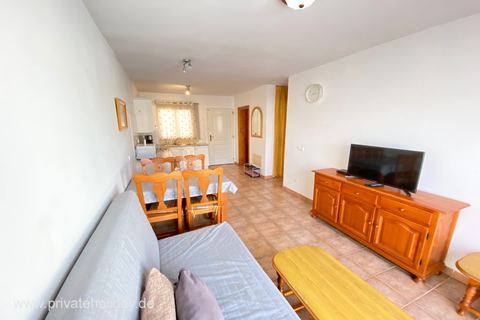 Salón con mesa de comedor y mueble TV – Costa Calma, Fuerteventura
