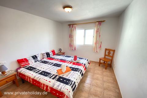 Dormitorio con cama doble y ventana – Costa Calma, Fuerteventura