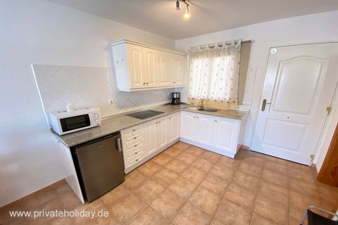 Cocina con armarios claros y microondas – Costa Calma, Fuerteventura