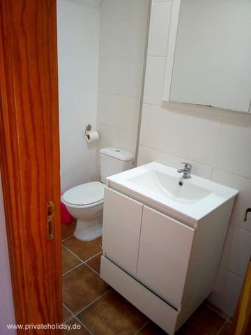 Baño pequeño con lavabo e inodoro – Icod de los Vinos, Tenerife