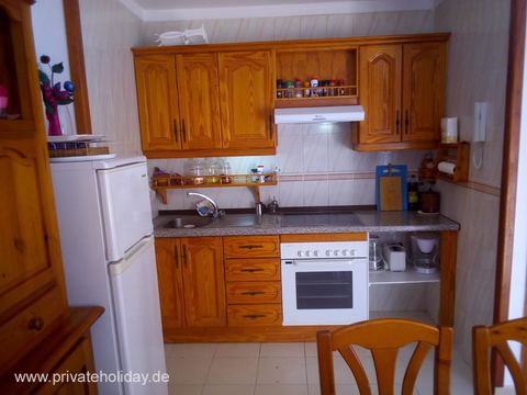 Cocina con armarios de madera y horno – Icod de los Vinos, Tenerife
