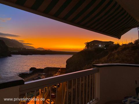 Balcón cubierto con vistas al mar al atardecer – Icod de los Vinos, Tenerife