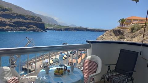 Balcón con mesa y vistas a la bahía – Icod de los Vinos, Tenerife