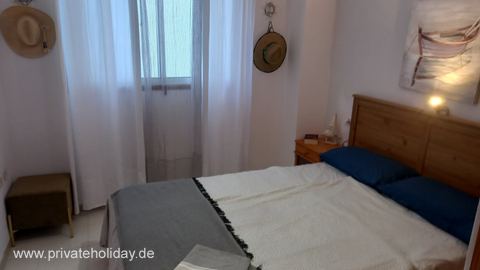 Dormitorio con cama doble y ventana con cortinas – Icod de los Vinos, Tenerife