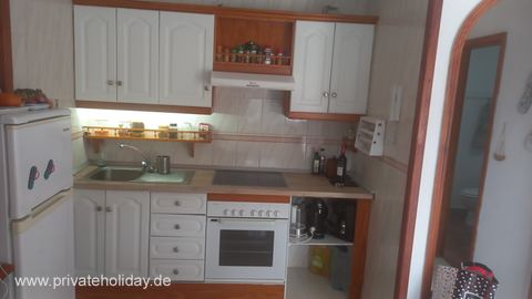 Cocina luminosa con armarios blancos y horno – Icod de los Vinos, Tenerife