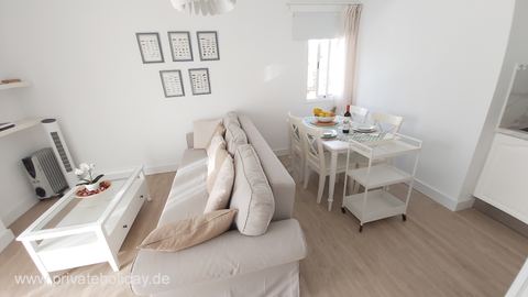 Salon lumineux avec canapé et table à manger – Los Cristianos, Ténérife