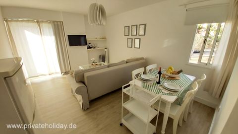 Coin repas avec canapé et fenêtre sur balcon – Los Cristianos, Ténérife