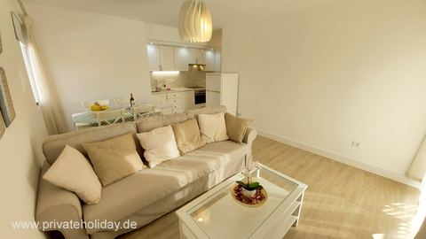 Salon avec canapé et cuisine lumineuse – Los Cristianos, Ténérife
