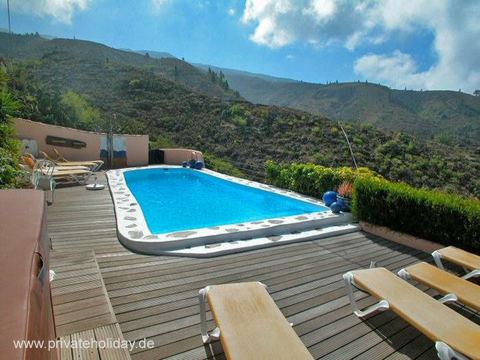 Terraza de piscina con tumbonas y vistas a la montaña – Guía de Isora, Tenerife