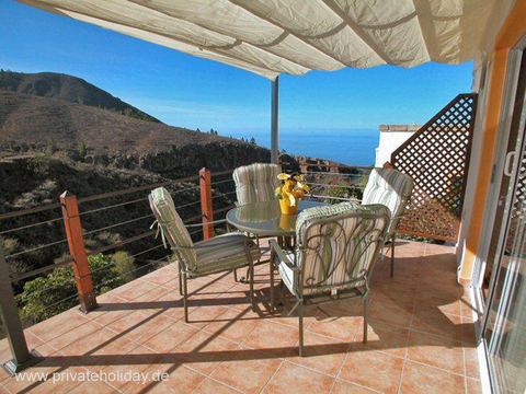 Terraza cubierta con مجموعة de sillas y vistas a la montaña – Guía de Isora, Tenerife