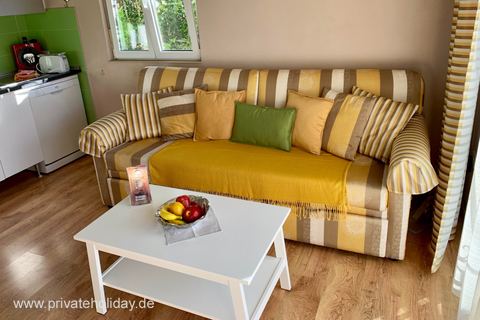 Salón con sofá amarillo y mesa de centro – Guía de Isora, Tenerife
