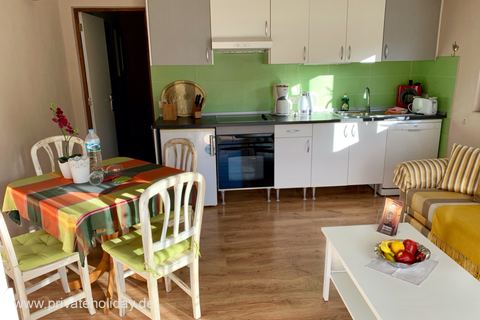 Cocina-comedor con mesa y salpicadero verde – Guía de Isora, Tenerife