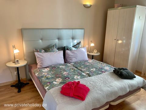Dormitorio con cama doble y lámparas de noche – Guía de Isora, Tenerife