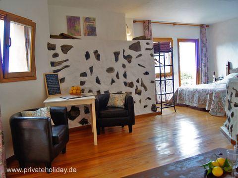 Coin salon avec fauteuils et lit double – Garachico, Ténérife