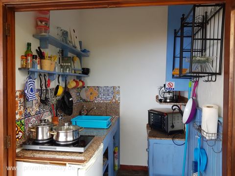 Petite cuisine avec cuisinière et étagères murales – Garachico, Ténérife