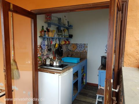 Petite cuisine avec porte ouverte – Garachico, Ténérife