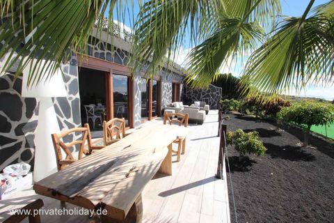 Terrace with wooden table and garden view – Guía de Isora, Tenerife
