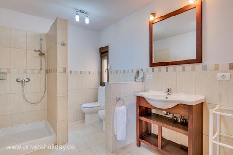 Badkamer met douche, bad en houten wastafelmeubel – Guía de Isora, Teneriffa
