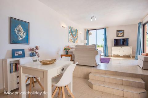 Eethoek met tafel en trappen naar de woonkamer – Guía de Isora, Teneriffa