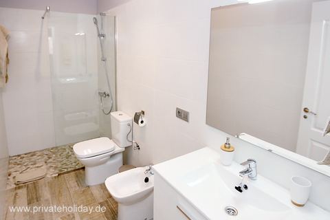 Baño con ducha, inodoro y lavabo – Guía de Isora, Tenerife